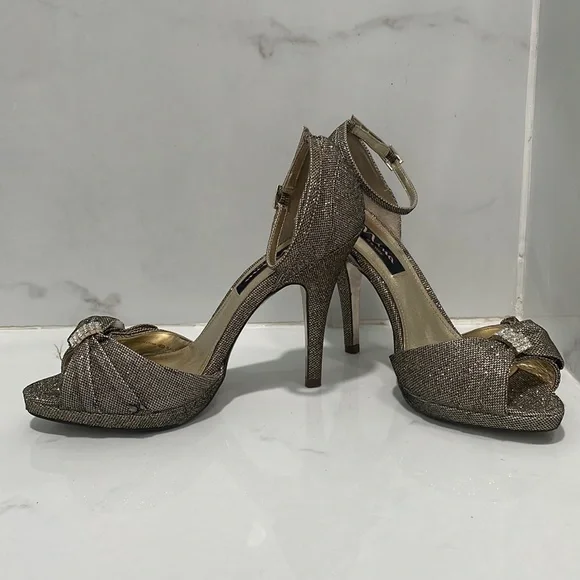 Sparkly Gold and Black Pumps - Picture 7 of 10